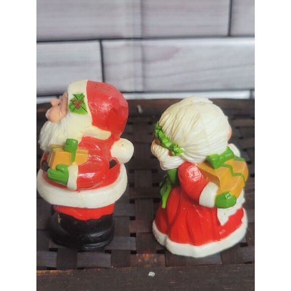 Vintage Hallmark Santa and Mrs. Claus Salt and Pepper Shakers #A49 - Picture 3 of 9
